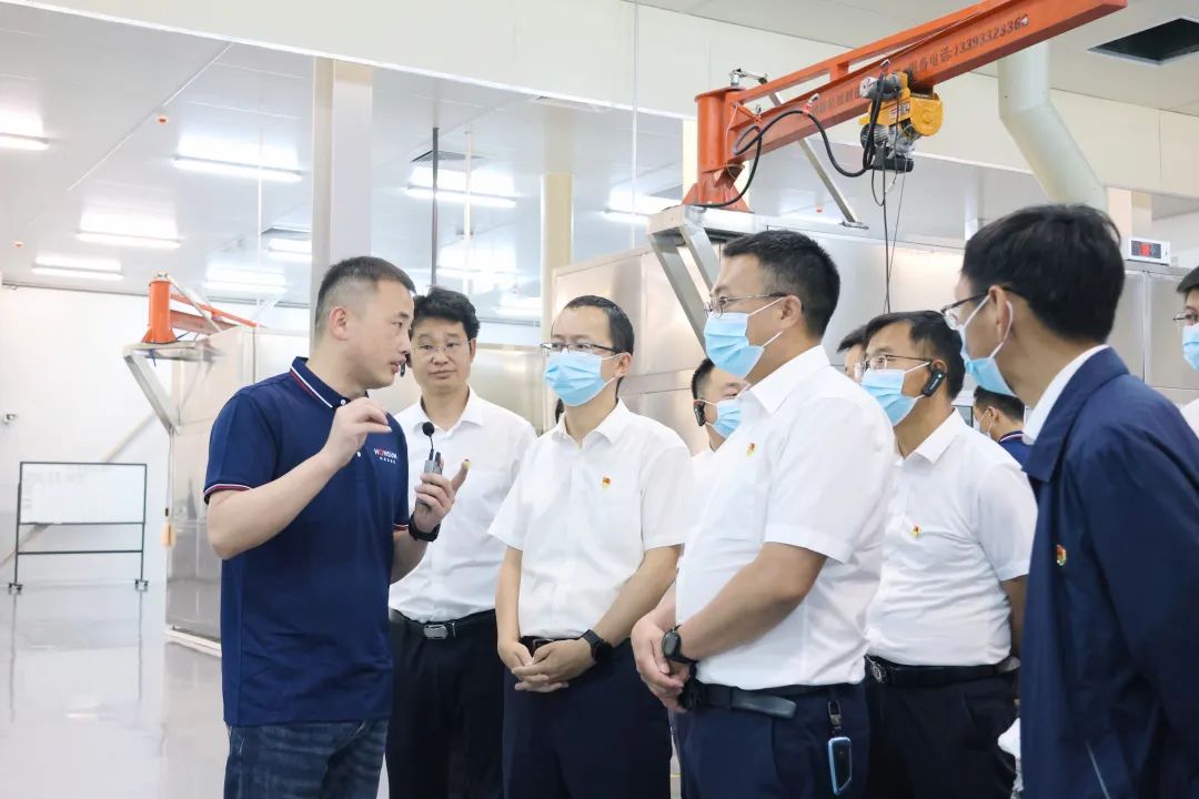 3州委組織部、全州鄉(xiāng)鎮(zhèn)領(lǐng)導(dǎo)蒞臨鴻新新能源觀摩調(diào)研.jpg